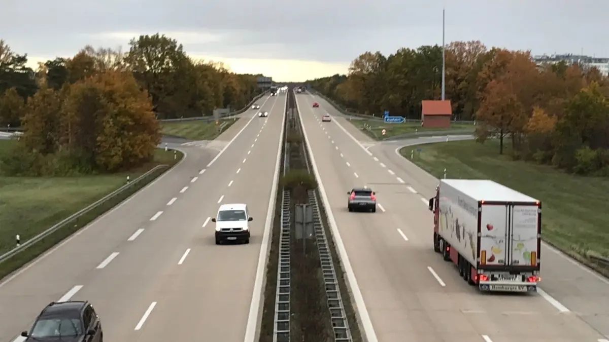 Die A13 bei Ruhland ist neben der A4 die wichtigste Zufahrt ins Lausitzer Seenland. Hier im Bild: die Abfahrt Ruhland.
Die A13 bei Ruhland präsentiert sich nicht im optimalen Zustand. Perspektivisch soll die Trasse saniert werden.