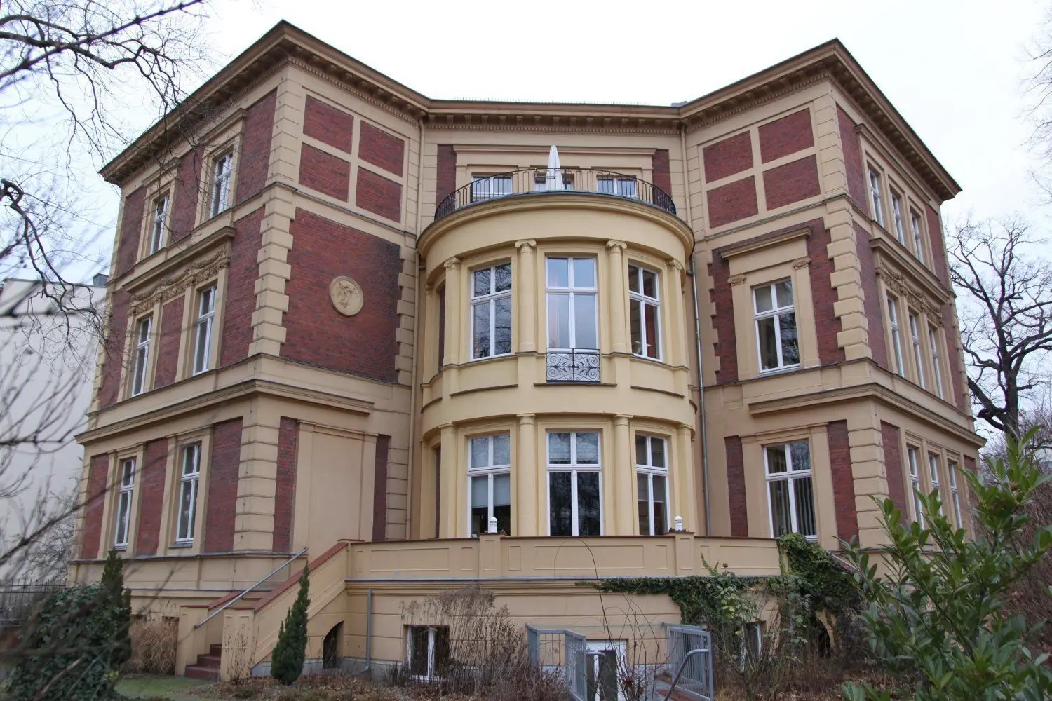 Tatort Spree-Schule an der Puschkinpromenade: Über das Kellerfenster soll der Angeklagte in die Schule eingedrungen sein und unter anderem acht Tablets, zwei Laptops und zwei Sporttaschen, sowie einen Theatergutschein entwendet haben.