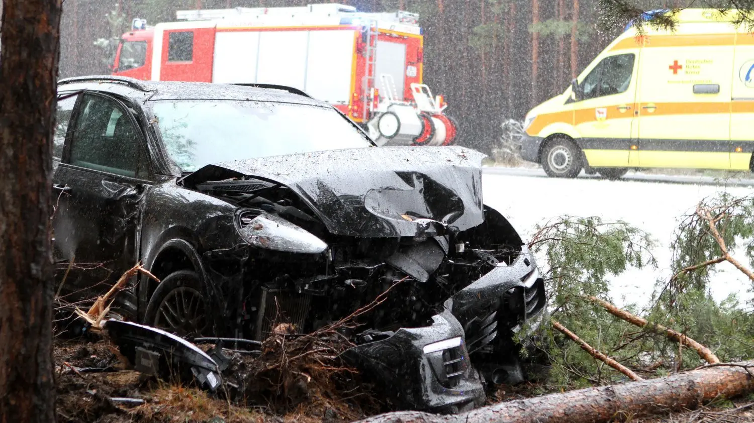 Auf der L57 zwischen Guteborn und Grünewald hat sich am Samstagmittag, 23. Januar, eine Verkehrsunfall ereignet. Eine Porsche ist dabei mit einem Baum kollidiert und im Straßengraben zum stehen gekommen.