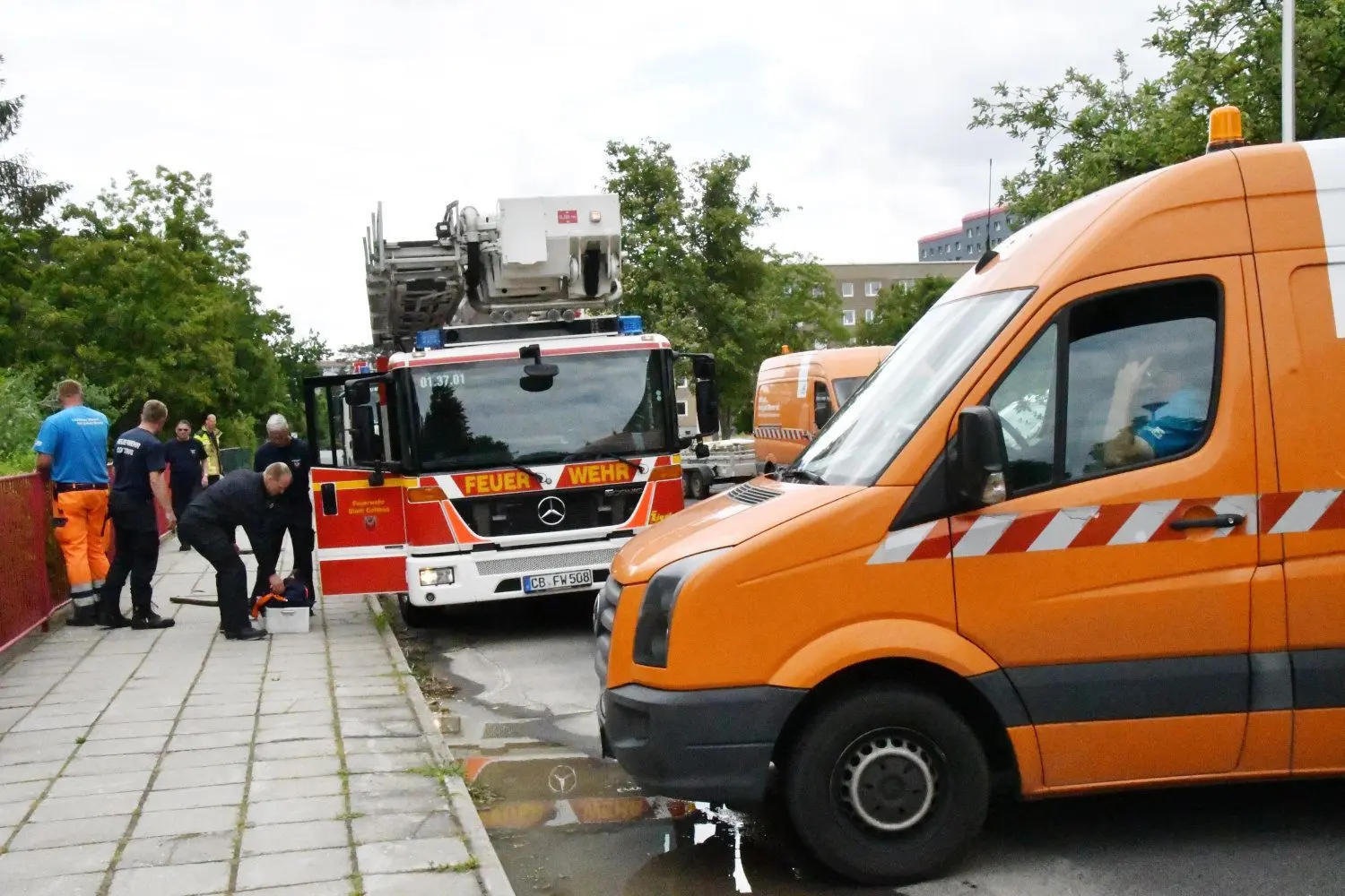 Die LWG arbeitet mithilfe der Cottbuser Berufsfeuerwehr mit Hochdruck an der Wiederherstellung der Trinkwasserversorgung in Sachsendorf.