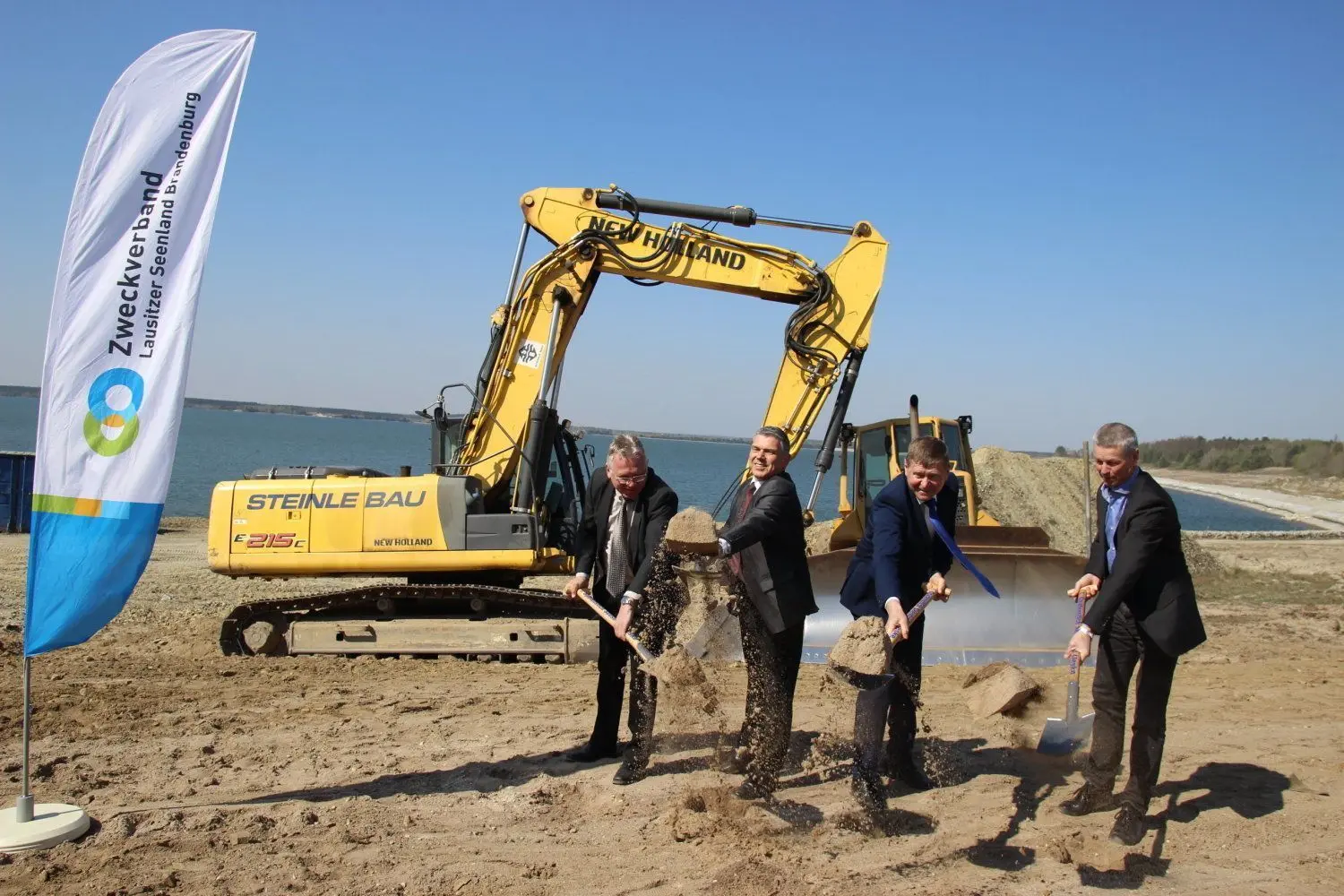 Gemeiner Spatenstich am künftigen Liesker Strand: Amtsdirektor Frank Neubert, LMBV-Manager Michael Matthes, Landrat Siegurd Heinze und LSB-Verbandsvorsteher Detlef Wurzler.