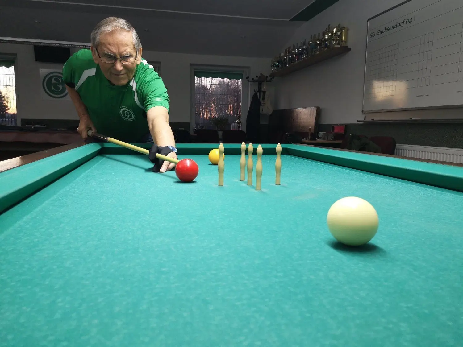 Manfred Buder ist passionierter Billardkegler. Schon in seiner Kindheit hat Buder Billardspielen erlernt. Heute spielt er bei der SG Sachsendorf 1904.
