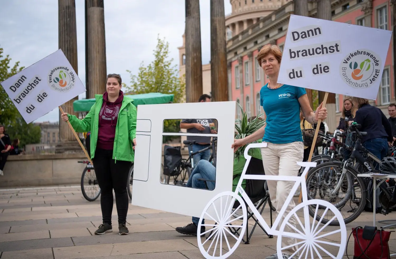 Mitglieder des Verkehrsclubs Deutschland (VCD) und Unterstützer machen vor dem Brandenburger Landtag auf ihre Volksinitiative für eine Verkehrswende in Brandenburg aufmerksam. Die Volksinitiative "Verkehrswende für Brandenburg - jetzt!" fordert ein Gesetz für zuverlässige, bezahlbare und klimaverträgliche Mobilität.