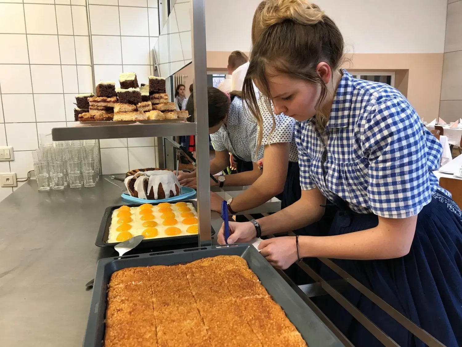 Bevor es auf das Parkett geht, servieren Jasmine und ihre Mitschülerinnen den Senioren selbstgebackenen Kuchen und Kaffee.