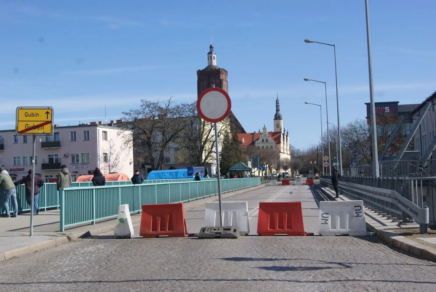 Die Brücke zwischen Guben und Gubin war drei Monate lang gesperrt. Die Wiedereröffnung haben Gubener und Gubiner gemeinsam mit Sekt und Fahnen gefeiert.