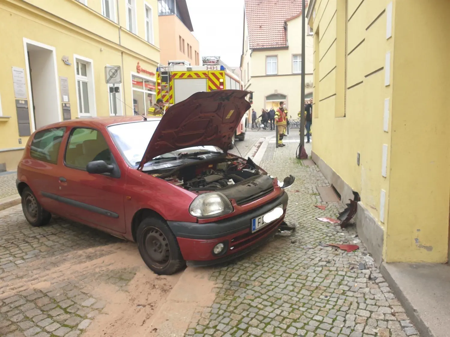 Großer Schreck am Montagvormittag in Finsterwalde: Ein Renault Clio ist im Stadtzentrum (Grabenstraße) über den Gehweg in eine Hauswand gekracht.