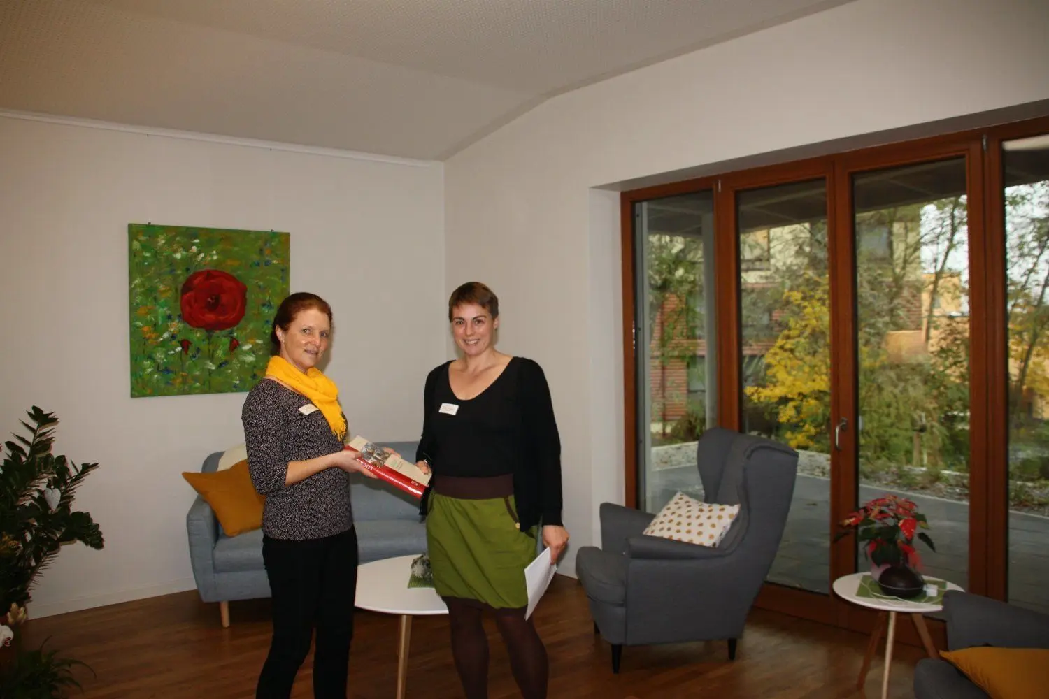 Pflegedienstleiterin Karin Keller (l.) und Sozialarbeiterin Nadine Graßmel im Sonnenraum, in dem es sich Hospizgäste und ihre Besucher gemütlich machen können.