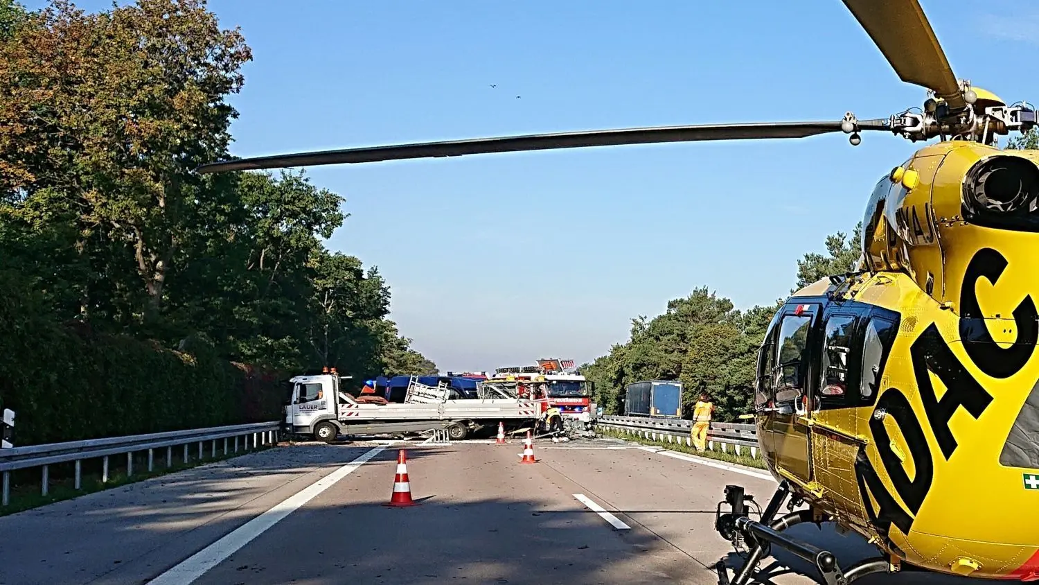 Der Rettungshubschrauber landete an der Unfallstelle auf der Autobahn.