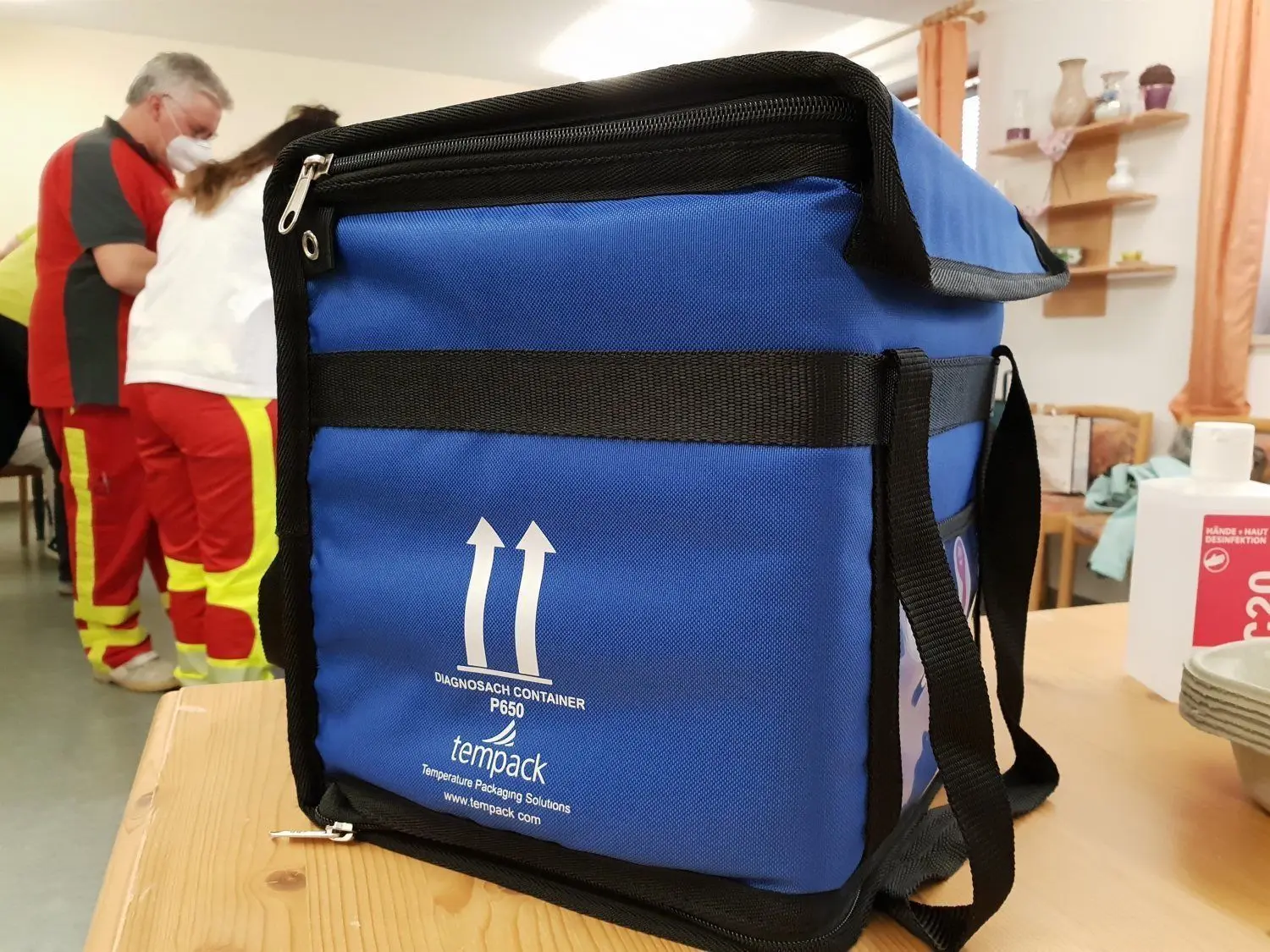 In diesen Thermotaschen wird der gekühlte Impfstoff angeliefert.