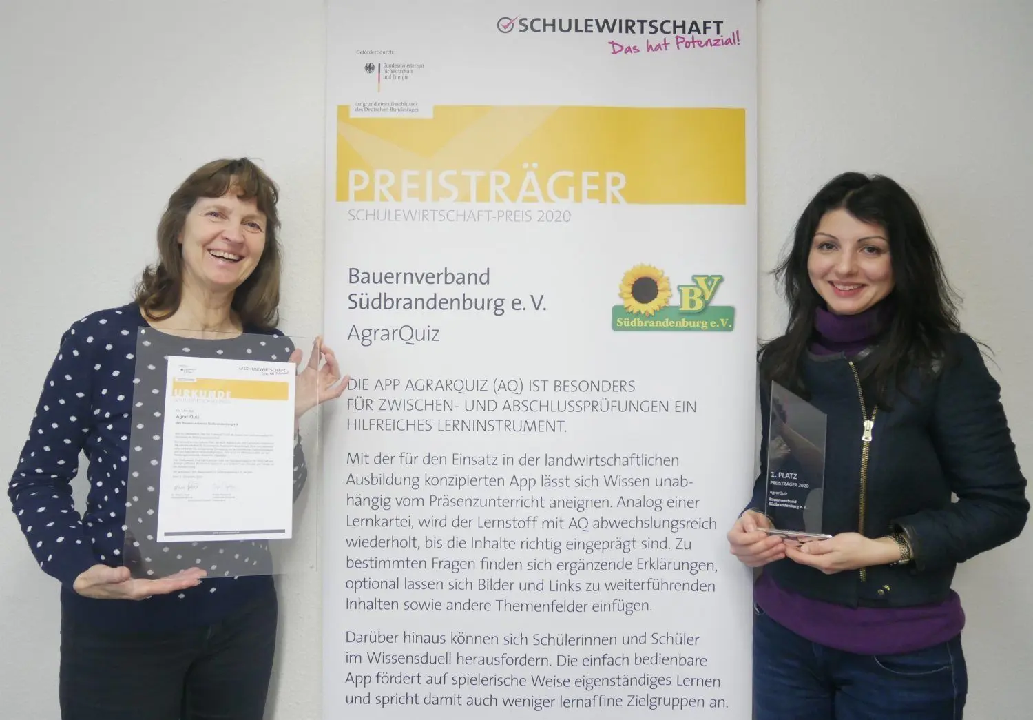 Carmen Lorenz (links) und Borjana Dinewa-Zelt (rechts) vom Bauernverband Südbrandenburg freuen sich über den ersten Platz für die App Agrarquiz.