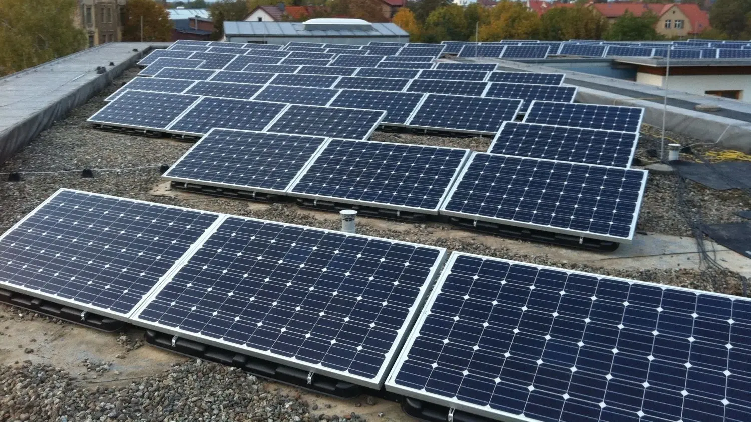 Auch im Evangelischen Seniorenzentrum "Herberge zur Heimat" in Guben hilft eine Dach-Solaranlage, kostengünstig Strom zu beziehen.