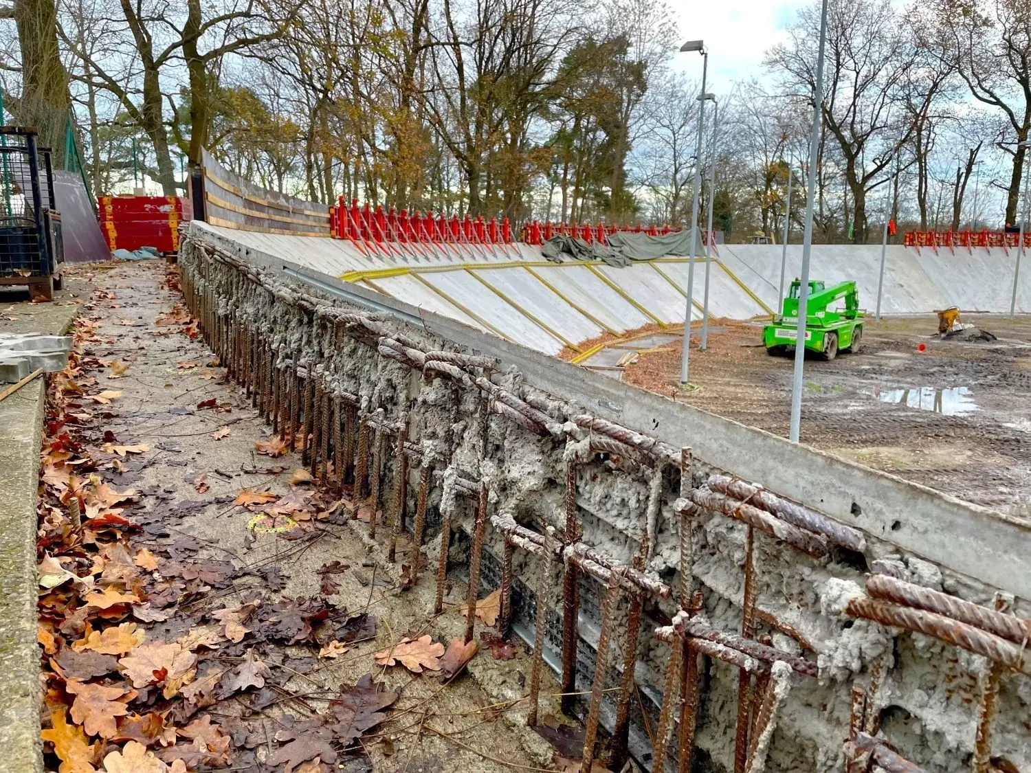 Durch den Wintereinbruch verzögern sich die Bauarbeiten an der Balustrade in der Nordkurve vom Rad- und Reitstadion in Forst.