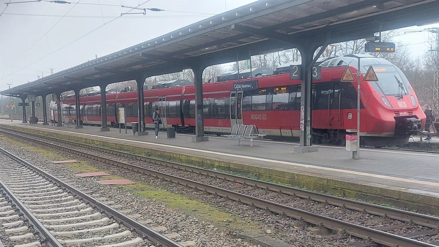 Der Calauer Bahnhof mit seinen Gleisen liegt strategisch günstig. Unter anderem verkehrt dort regelmäßig ein Regionalexpress zwischen Cottbus und Leipzig, aber auch nach Senftenberg gibt es Verbindungen.