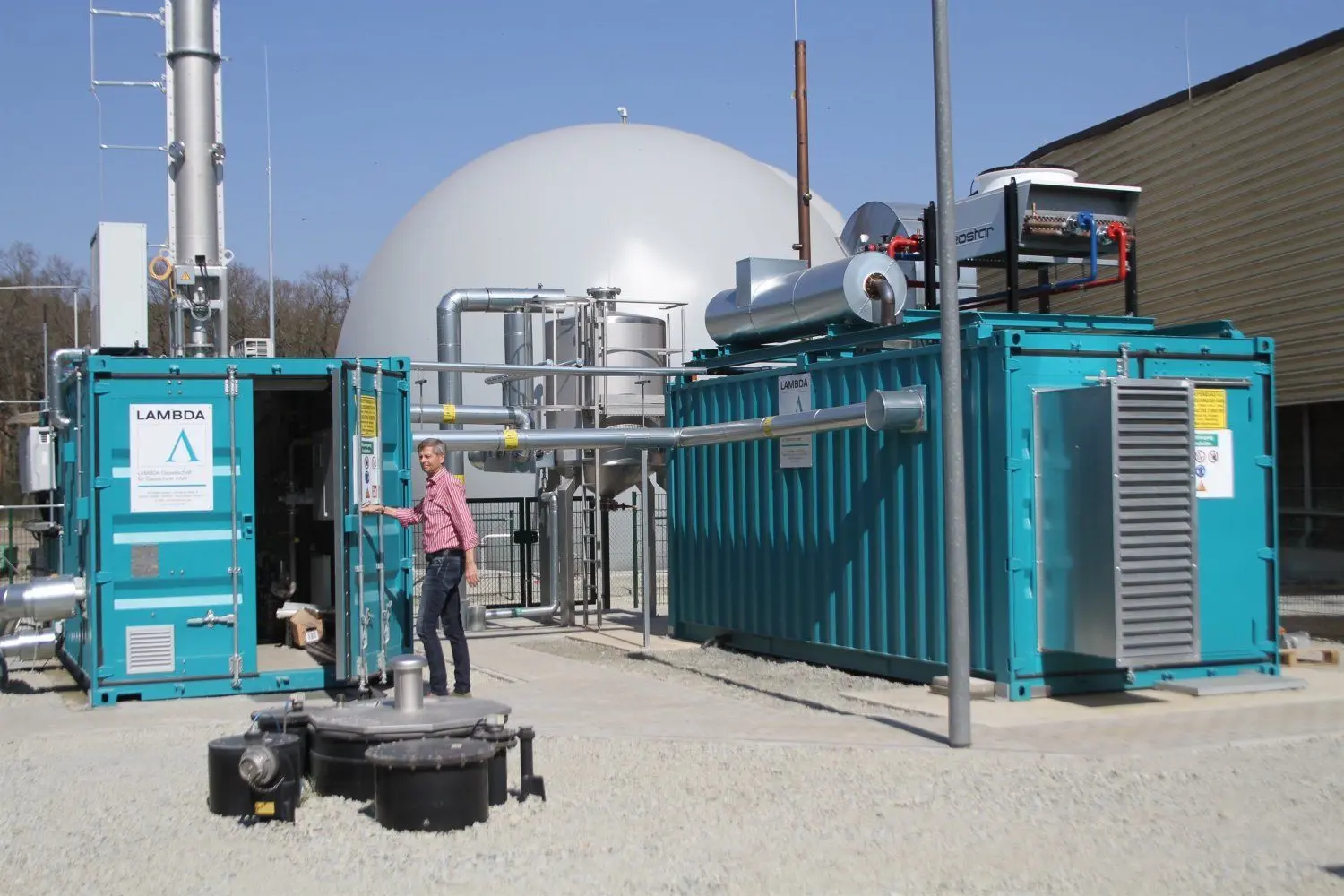Hier wird aus Deponiegas Strom erzeugt. Das neue Blockheizkraftwerk in Lübben-Ratsvorwerk ist fertig und soll, abhängig von der Corona-Lage, im Mai eingeweiht werden. Technischer Leiter Ludwig Prax, maßgeblich an der Entwicklung beteiligt, zeigt das Innenleben der Anlage.