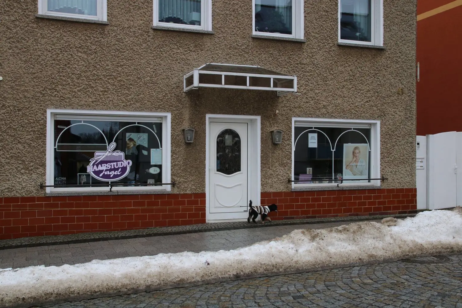 Für Hunde und Menschen geht es im Moment nur vorbei am Salon von Kerstin Jagel. Nächste Woche wird die Öffnung ab 1. März vorbereitet.