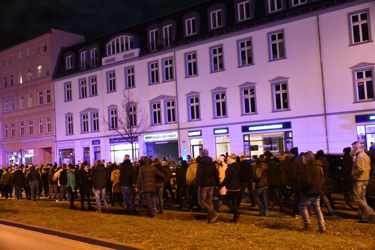 Der angemeldeten Protestkundgebung gegen die Maßnahmen der Corona-Eindämmungsverordnung auf dem Cottbuser Altmarkt folgt ein anschließender Spaziergang durch die Cottbuser Innenstadt. Am Spremberger Turm stoppt die Polizei den Demonstrationszug wegen massiver Verstöße gegen die Abstandsregel und die Maskenpflicht erstmals. In der Franz-Mehring-Straße wird er wenig später aufgelöst.