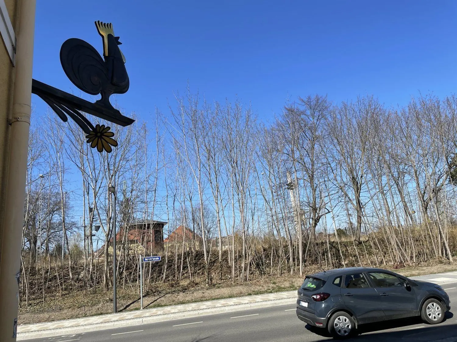 Etwa in Blickrichtung des Goldenen Hahns soll das neue Fahrradparkhaus entstehen