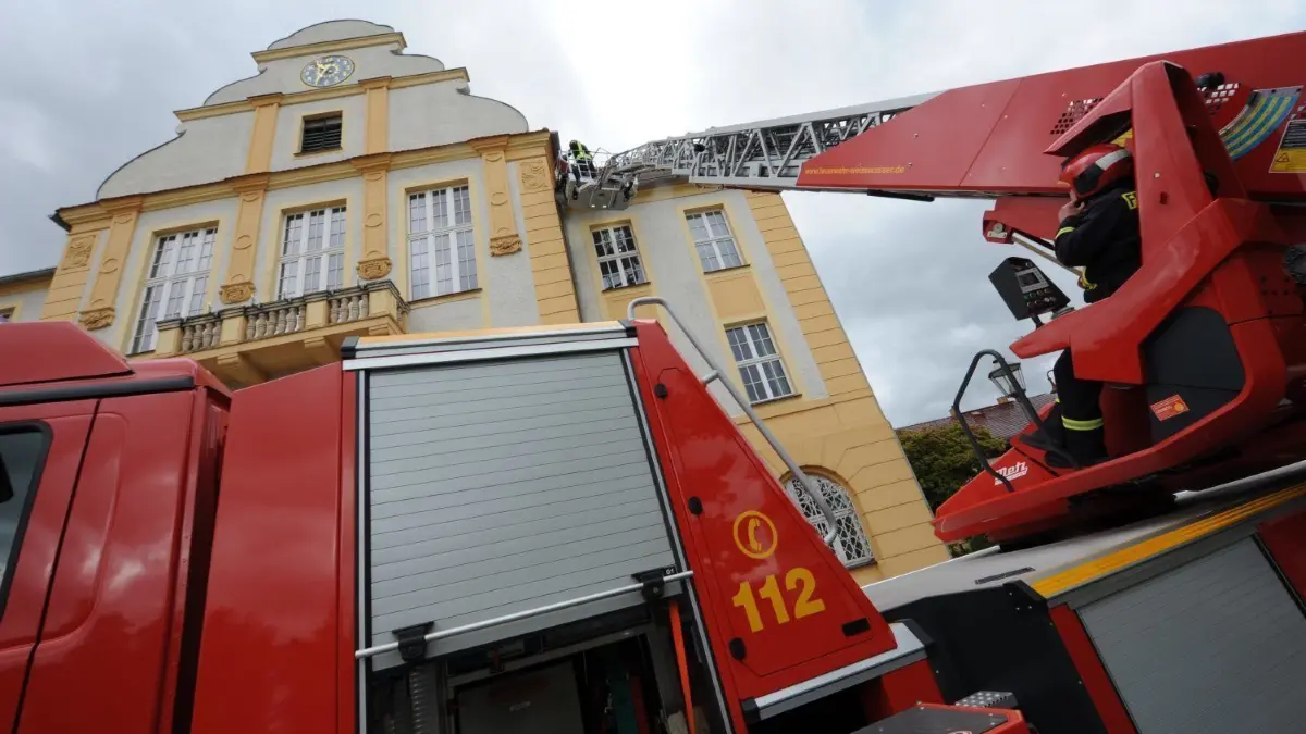 Dem Rathaus auf das Dach gestiegen ist Hausmeister Ingolf Dörry. Die Feuerwehr Weißwasser hat dazu ihre Drehleiter zur Verfügung gestellt. Es ging darum, die Dachrinne zu reinigen.
Dem Rathaus auf das Dach gestiegen ist Hausmeister Ingolf Dörry. Die Feuerwehr Weißwasser hat dazu ihre Drehleiter zur Verfügung gestellt. Es ging darum, die Dachrinne zu reinigen.