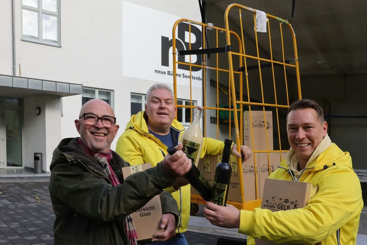 Die Mannschaft vom „Scharfen Gelb“ um Heiko Tänzer und Danilo Trasper hat eine limitierte Edition des Likörs mit Lausitzer Whisky in edler schwarzer Flasche mit Geburtstagsetikett für die Neue Bühne mit seinem Intendanten Manuel Soubeyrand herausgebracht.