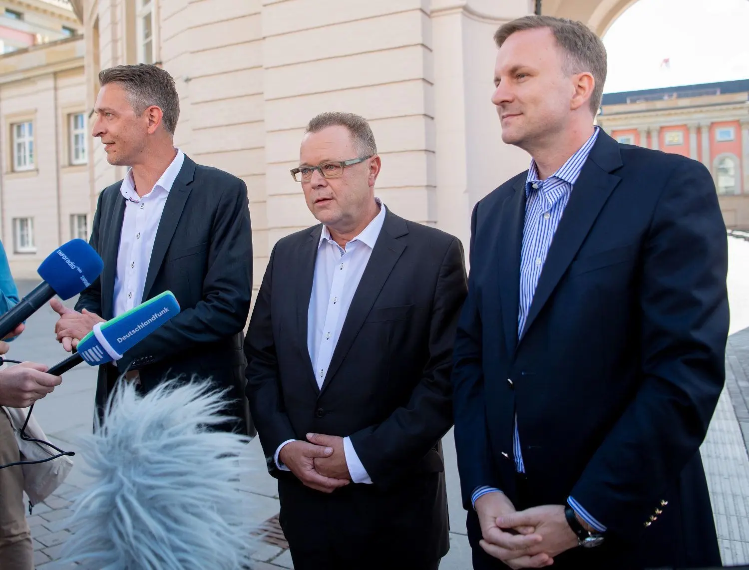 Michael Stübgen (M), kommissarischer Parteivorsitzender der CDU Brandenburg, spricht nach dem Rücktritt vom bisherigen Landesvorsitzenden I. Senftleben vor der Presse. Rechts steht Steeven Bretz, Generalsekretär der CDU Brandenburg und links Pressesprecher Martin Burmeister.