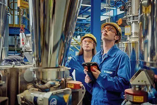 Ausbildung wird groß geschrieben bei der BASF Schwarzheide. Das Unternhemen bildet Chemikanten, Chemielaboranten, Mechatroniker, Industriemechaniker, Elektroniker für Automatisierungstechnik und Notfallsanitäter aus. In einem Leistungszentrum Lausitz soll das Ausbildungsspektrum bald noch breiter werden.