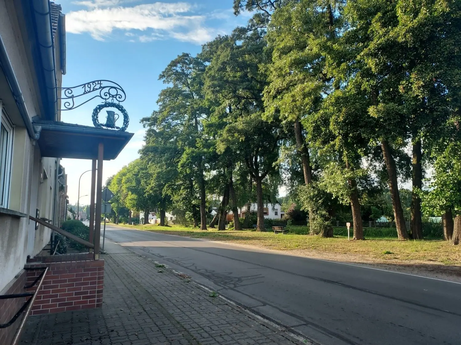 Die frühere Waltersdorfer Gaststätte befindet sich schräg gegenüber vom alten Konsum. Eine Gaststätte gibt es, wie in vielen kleineren Ortsteilen, auch in Waltersdorf nicht mehr. Waltersdorf ist exemplarisch für ein aktives und reiches Dorfleben. Nach Phas