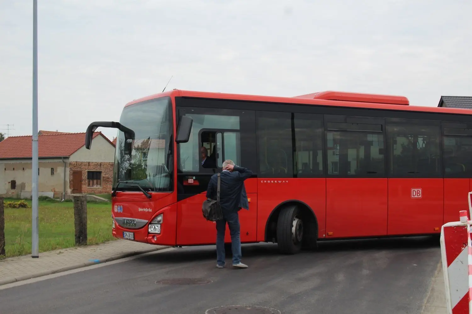 Bei der Wende in Richtung Deutsches Haus schwenkt der Bus über den Gehweg.