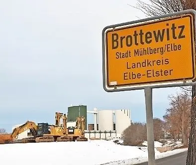 Was soll aus Brottewitz werden, wenn die Zuckerfabrik (im Hintergrund) schließt? Am Werk hängen ganze Existenzen, heißt es am Dienstagmorgen beim Auftakt für den Arbeitskampf.