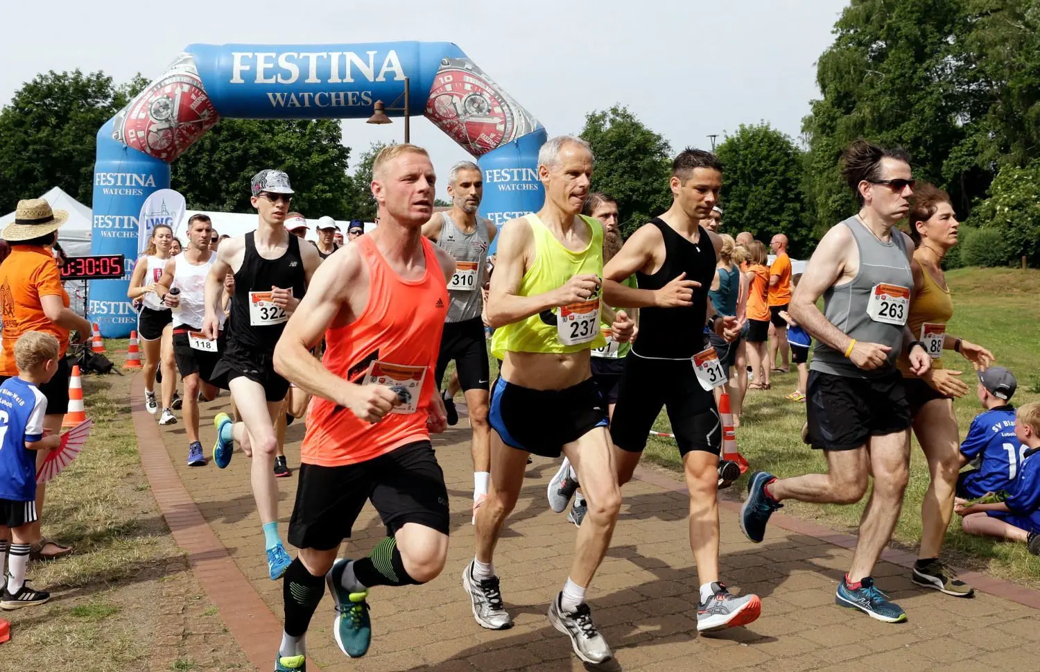 Nach den Kindern und Jugendlichen starteten die Läufer aller Altersklassen über die Distanzen von fünf und zehn Kilometern sowie den Halbmarathon,