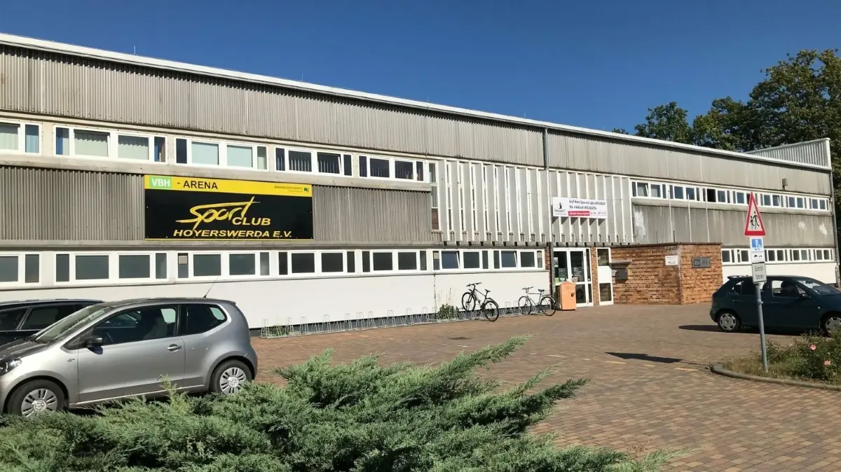 Die betagte VBH-Arena in Hoyerswerda soll mit der Sanierung noch einen multifunktionalen Anbau erhalten..
Die VBH-Arena in Hoyerswerda soll so modernisiert werden, dass sie weiter ihren Auftrag als Sportstützpunkt erfüllen kann.