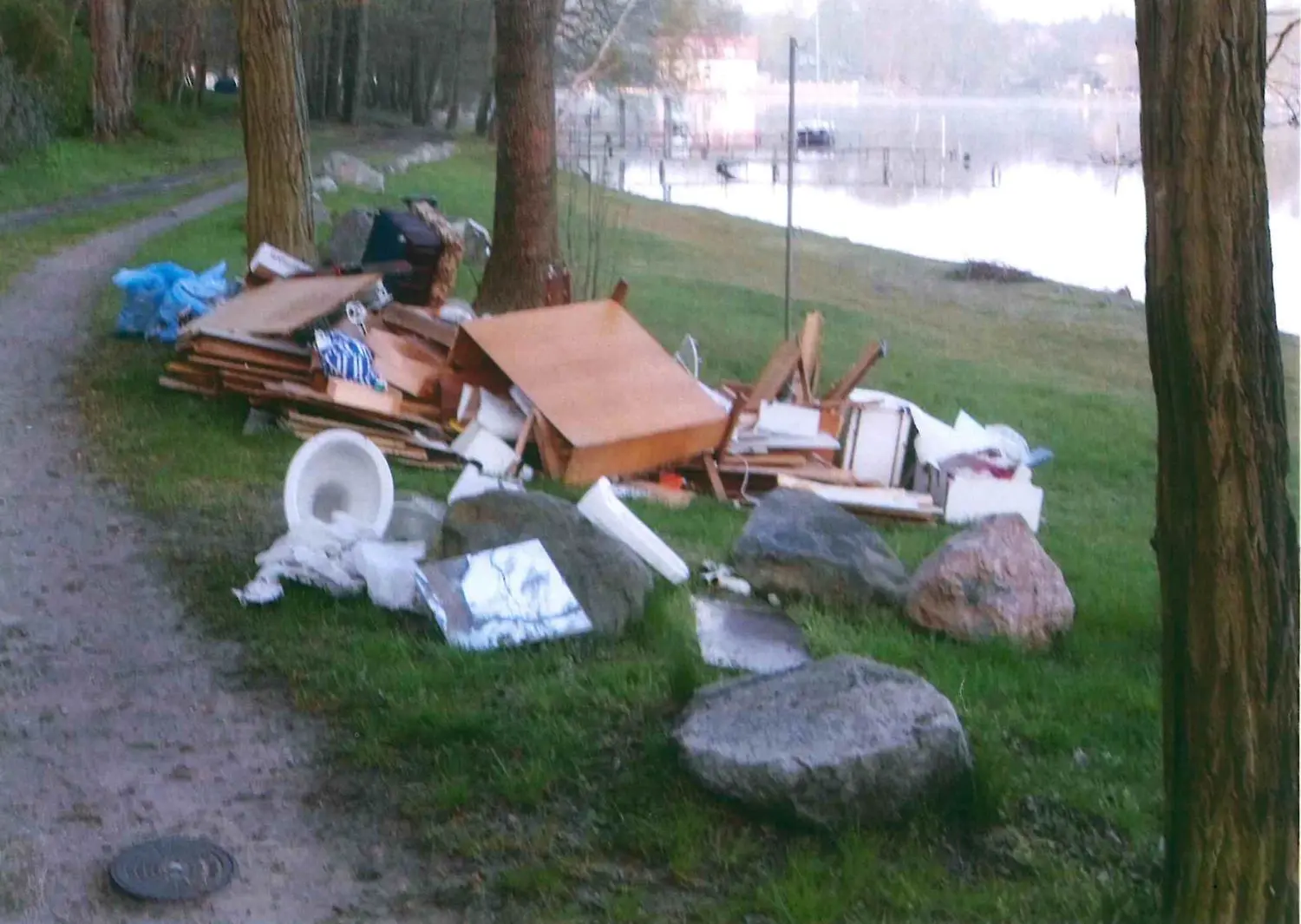 Am Ufer des Schwielochsee im Spreewald gibt es viele Müllberge dieser Art.