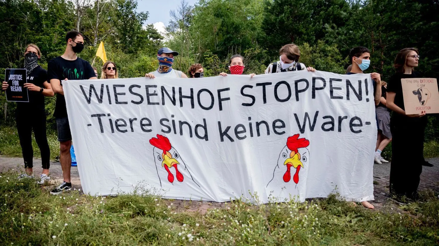 Tierschützer halten bei einer Blockade des Wiesenhof-Schlachthofs in Niederlehme nahe Königs Wusterhausen ein Banner mit der Aufschrift „Wiesenhof stoppen! – Tiere sind keine Ware“.