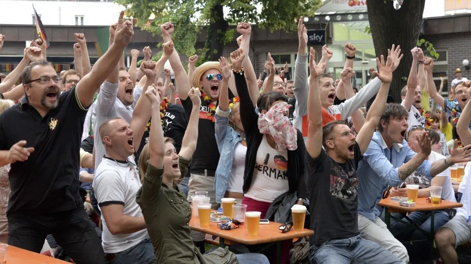 In der Freizeitoase am Cottbuser Amtsteich hat es schon so manchen triumphalen Public-Viewing-Abend gegeben. Hier jubeln Cottbuser über den Auftaktsieg gegen Portugal bei der WM 2014.