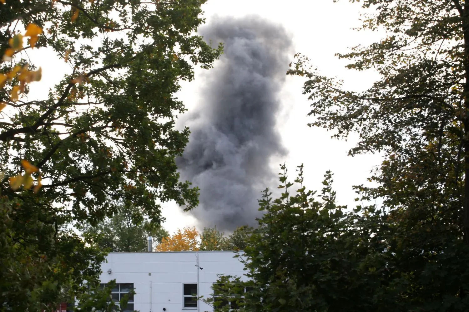 In Ruhland ist Mitte Oktober vergangenen Jahres eine etwa 500 Kilogramm schwere Weltkriegsbombe gesprengt worden. Die Bombe war bei Bauarbeiten am Bahnhof entdeckt worden. Bei der kontrollierten Sprengung war der neu eingeweihte Tunnel stark beschädigt worden. Zurück blieb ein Schaden von rund 250.000 Euro.