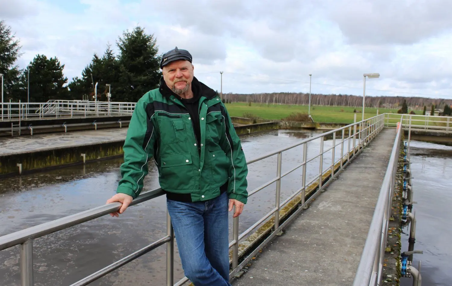 Andreas Mundt auf der Brücke des Belebungsbeckens der Kläranlage Finsterwalde. Der stellvertretende Werkleiter beim Entwässerungsbetrieb erklärt, wie die biologischen Prozesse ablaufen.