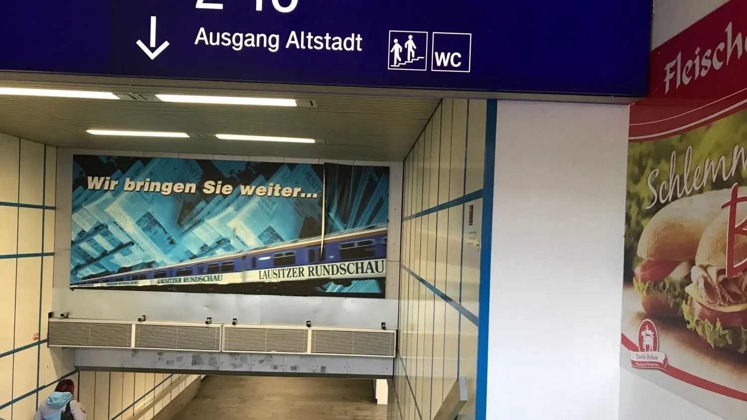 Ausgeschildert ist mit dem bekannten Pictogramm nur das WC vor dem Bahnhofstunnel. Dieses ist allerdings nur gut zu Fuß erreichbar, auf halber Treppe auf dem Weg zu den Bahnsteigen.