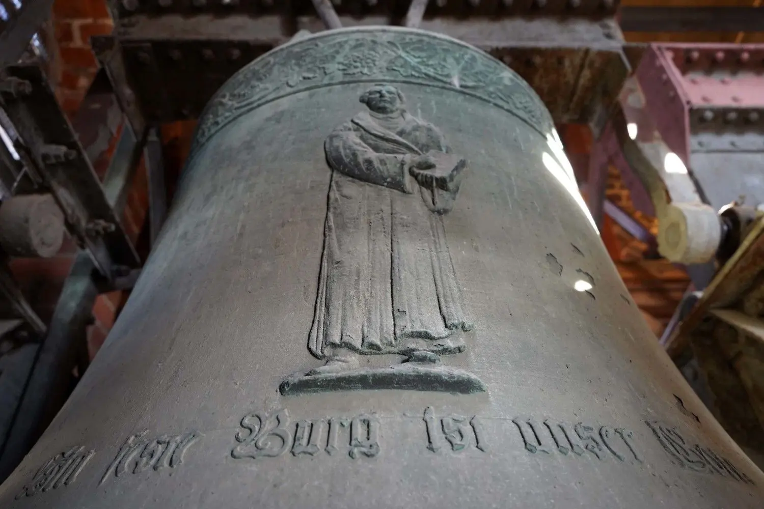 Die Lutherglocke hat bald ausgedient. Sie wurde im Jahr 1926 gegossen und wird nach Pfingsten außer Dienst genommen.