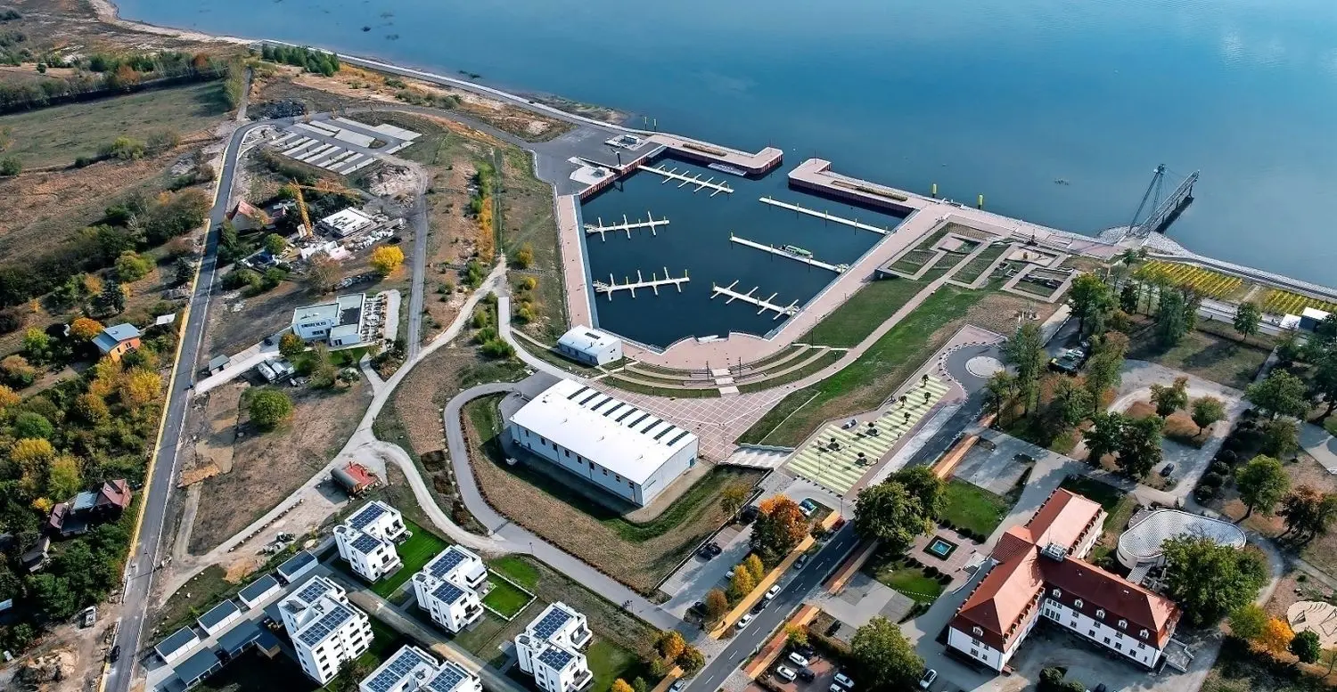 Ruhe vor dem Sturm: das blaue Wasserband glitzert in der Sonne.  Der Hafen ist bereit für die große Eröffnungsparty im Mai. Tausende Besucher werden die Hafentauglichkeit der einstigen Kohlestadt dann erstmals testen.