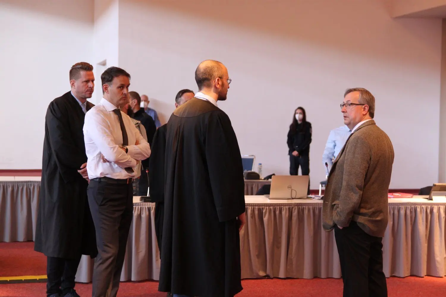 Frank Schollbach (r.) ist der Vorsitzende Richter der 1. Großen Strafkammer am Cottbuser Landgericht - hier im Gespräch mit den Berliner Rechtsanwälten.