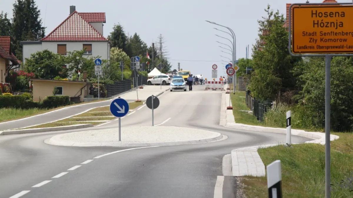 Mit dem symbolischen Durchschnitt eines Absperrbandes ist am Freitag die Ortsdurchfahrt in Hosena freigegeben worden.
Infrastrukturministerin Kathrin Schneider (SPD) hat am Freitag die frisch sanierte Ortsdurchfahrt in Hosena freigegeben.
