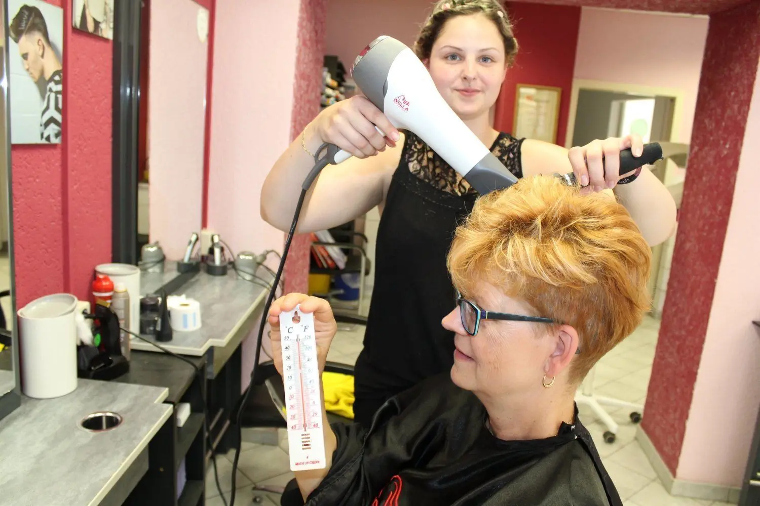 Früher ein ganz normales Bild in Hoyerswerdaer Friseursalons, heute undenkbar: Birgit Pursche lässt sich von Jenny Torda frisieren – ohne Maske. Das Foto ist vor der Corona-Pandemie entstanden.