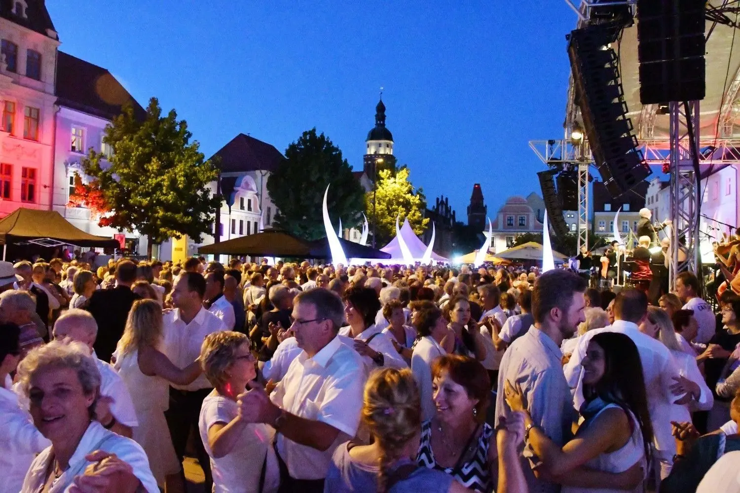 In Cottbus reicht die Tanzbegeisterung schon für Walzernächte auf dem Altmarkt. In Spremberg dagegen schimpfen die Tanzbegeisterten nach jedem Heimatfest, dass es wieder zu wenig Möglichkeiten fürs Tanzen gab.