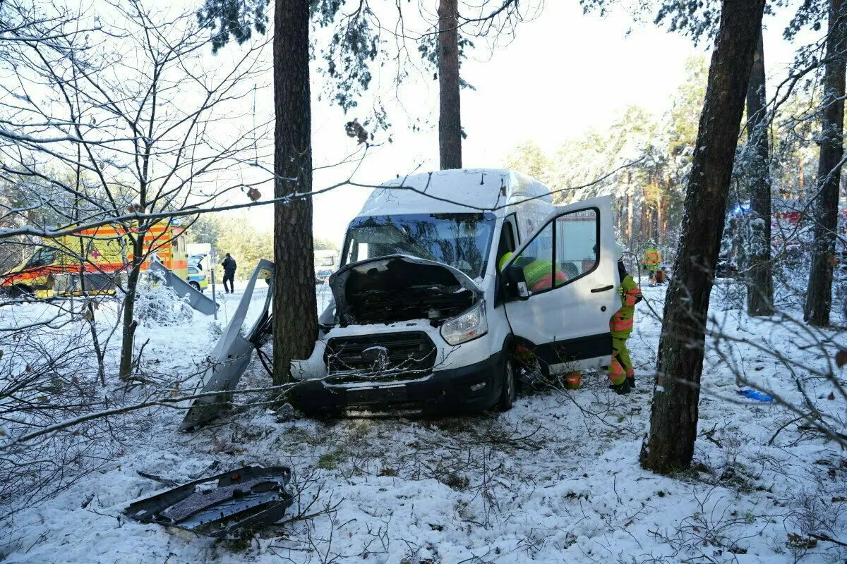 Schwerer Unfall bei Uhyst: Transporter kommt von B156 ab und prallt ...