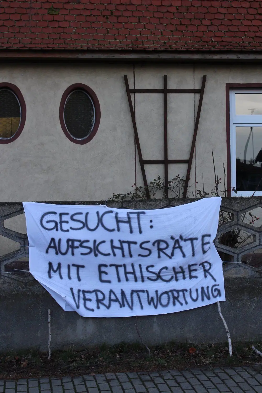 An fast jedem Grundstück in Brottewitz ist der Protest nachzulesen.