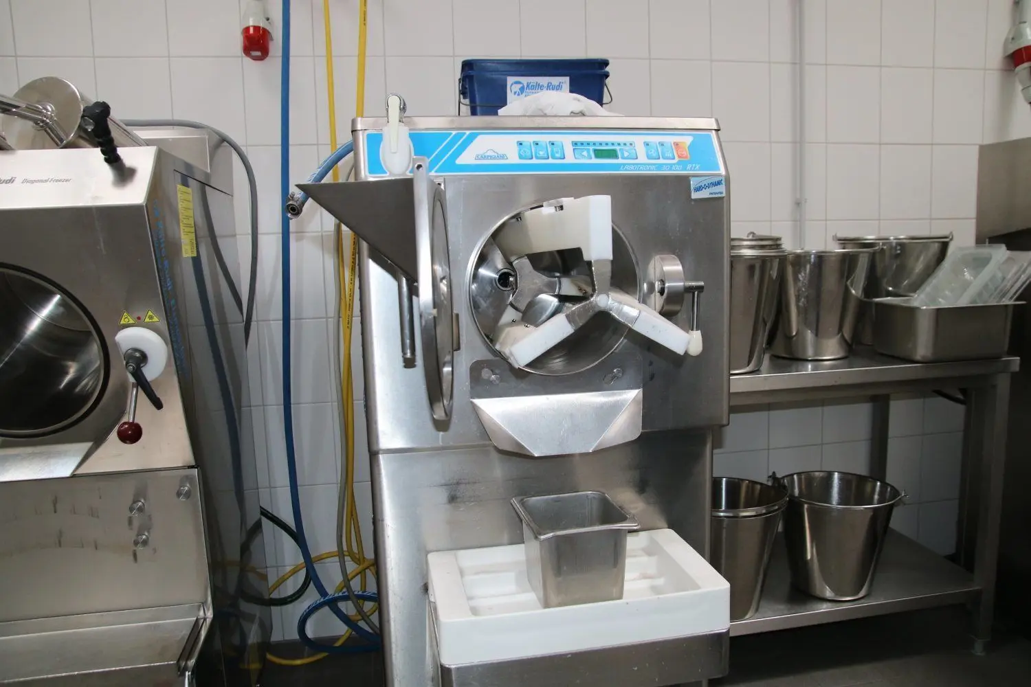 Im Eisbereiter wird die fertig gekochte Masse abgekühlt und cremig gerührt.