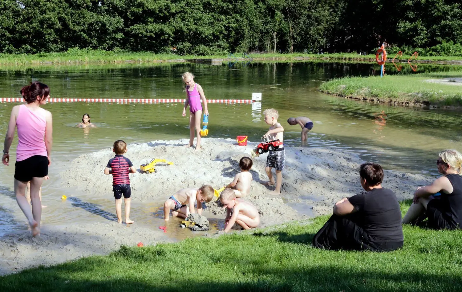 In Eigeninitiative haben die Gehrener ihr Naturschwimmbad wieder zu einem Paradies für kleine und große Badegäste gemacht.  Im flachen Wasser können sich die Knirpse ein bisschen fühlen wie an der Ostsee und nach Herzenslust im feinen Sand buddeln. ⇥