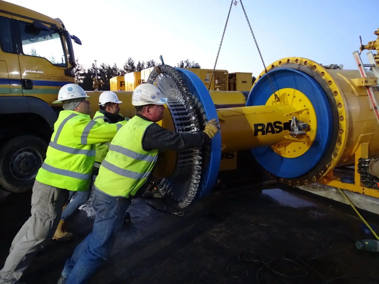 Ein Geometrie-Molch wird in die Eugal-Gasleitung geschoben. Das Gerät scannt Verformungen in der Stahlröhre.