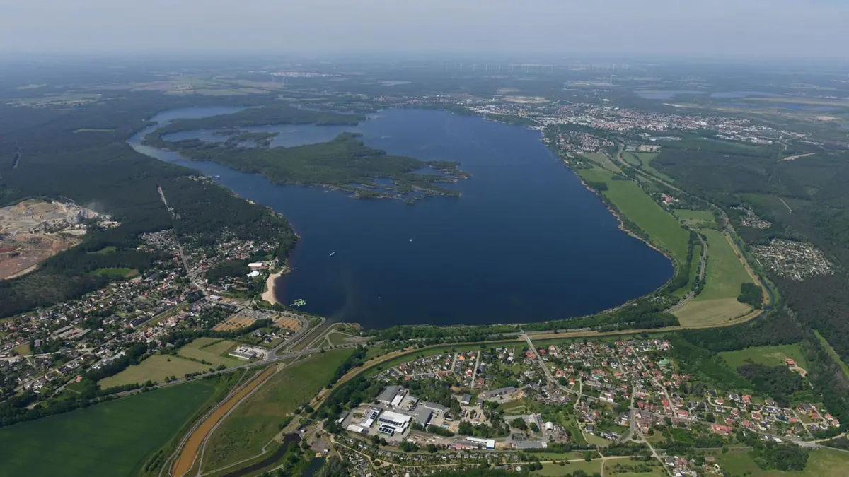 Koschen ist das Urlauberdorf am Senftenberger See. Links ist der Steinbruch Koschenberg zu sehen. Die dortige Umfahrung soll bald mit einer hochmodernen Kehrmaschine gesäubert werden.
Blick von Ost nach West über den Senftenberger See und seine Insel. Die beiden Orte im Vordergrund sind Klein- und Großkoschen.