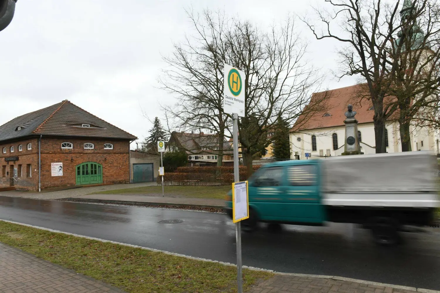 Die beiden Bushaltestellen in Daubitz im Dorfzentrum: Hier steigen Kinder aus der Grundschule ein, um nach Hause zu kommen.