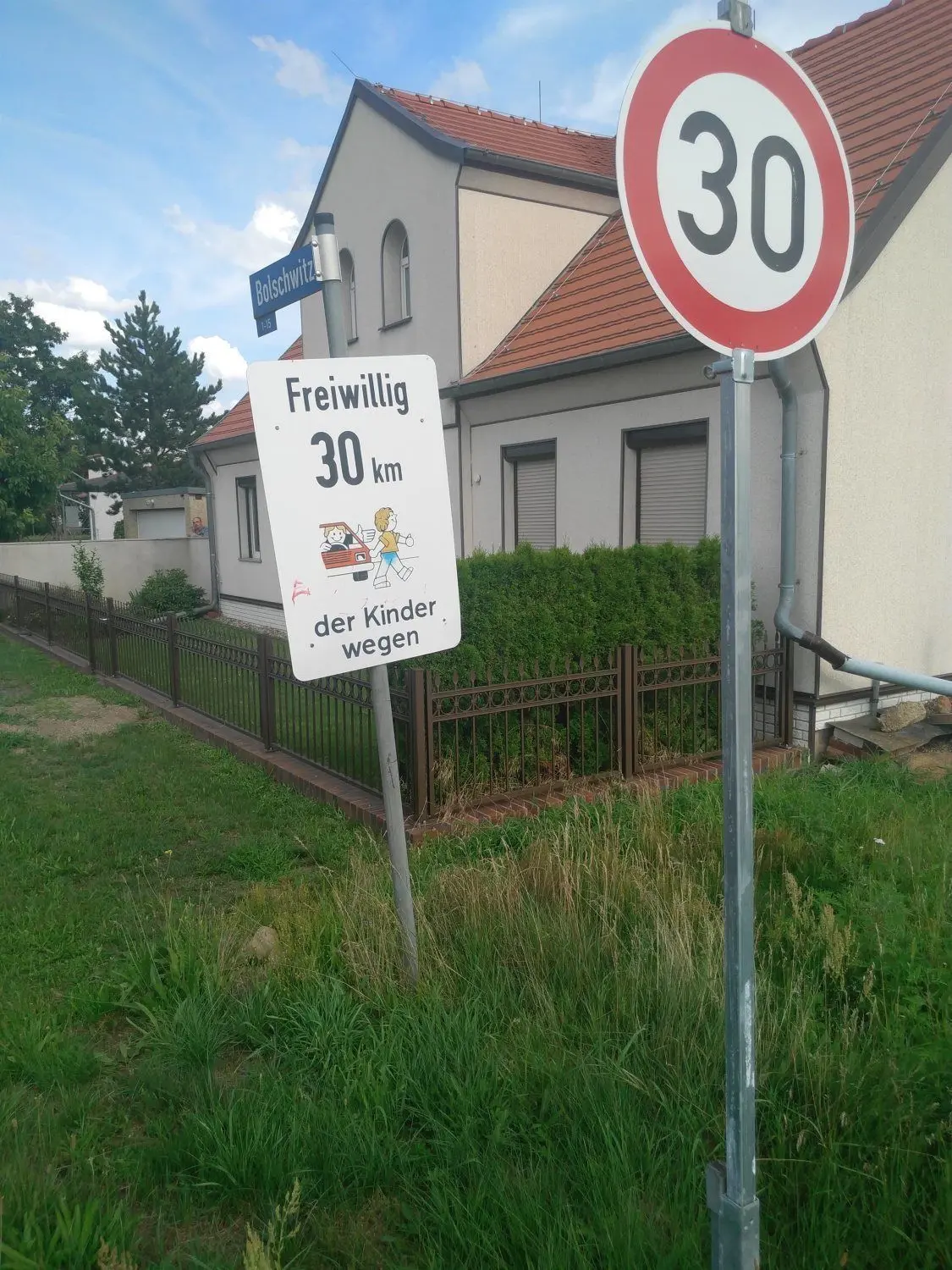 Eine Temporeduzierung auf 30 km/h, wie sie am Ortseingang vom Calauer Ortsteil Bolschwitz steht, wünschen sich auch die Anwohner des Bolschwitzer Wegs. Spielt der OSL-Kreis als zuständige Verwaltung da mit?